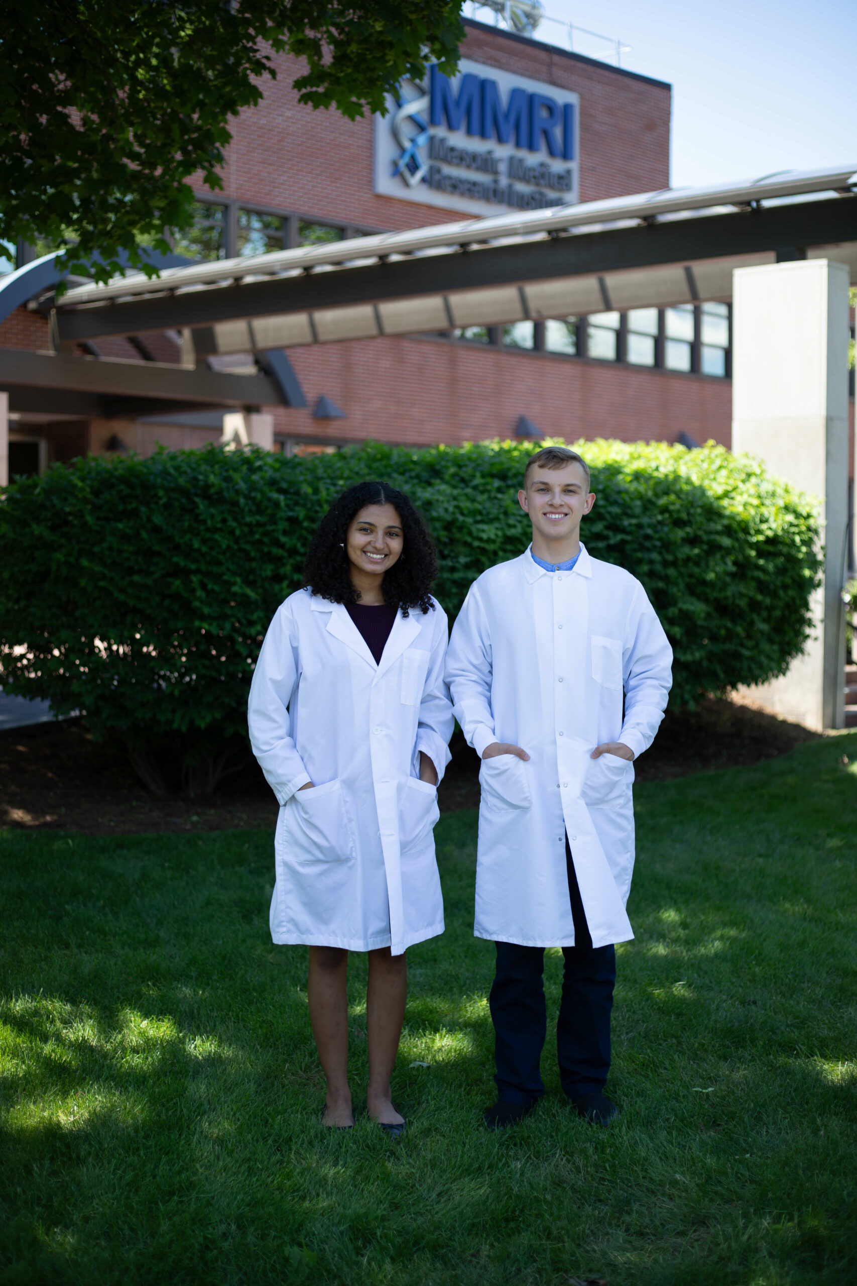 Kessinger lab summer fellow group photo in lab coats